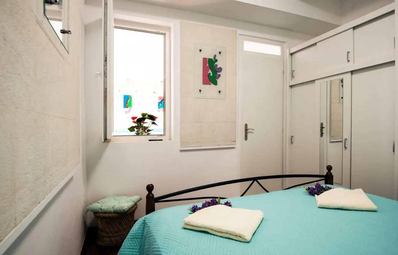 Ibis Your Cosy Oasis With Private Parking And Patio Split Apartment