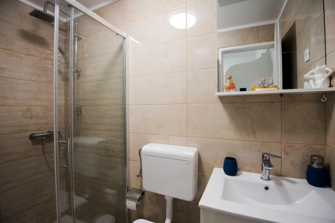 Ibis Your Cosy Oasis With Private Parking And Patio Split