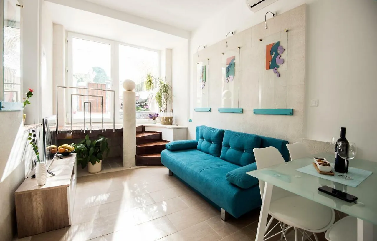 Ibis Your Cosy Oasis With Private Parking And Patio Split
